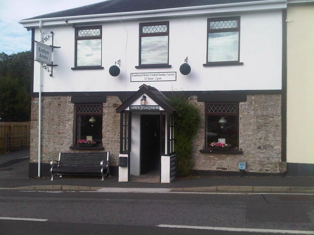 Bed and Breakfast Emlyn Arms à Llanarthney Extérieur photo